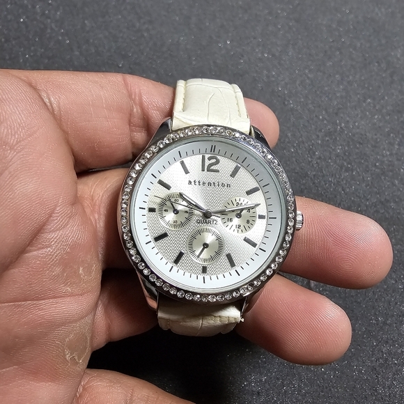 Attention ladies quartz fashion watch silver tone rhine stone bezel working show - Picture 1 of 10